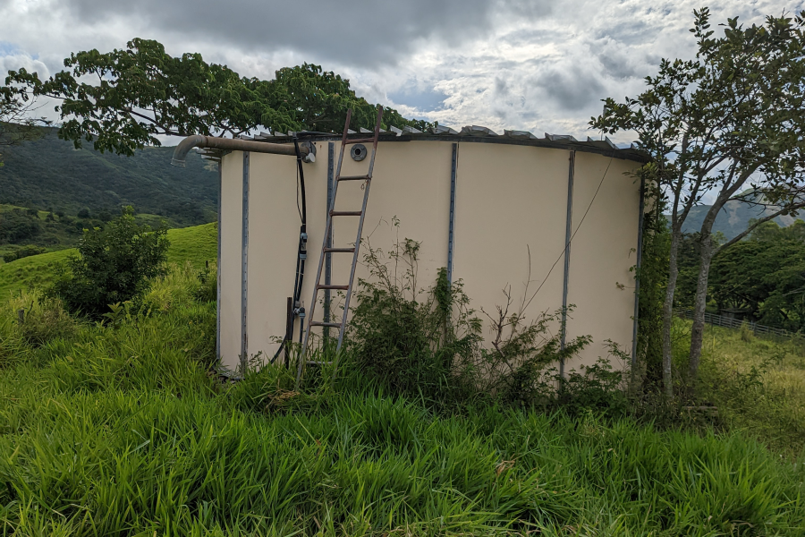 Cuve de stockage d'eau agricole équipée d'un capteur de niveau connecté